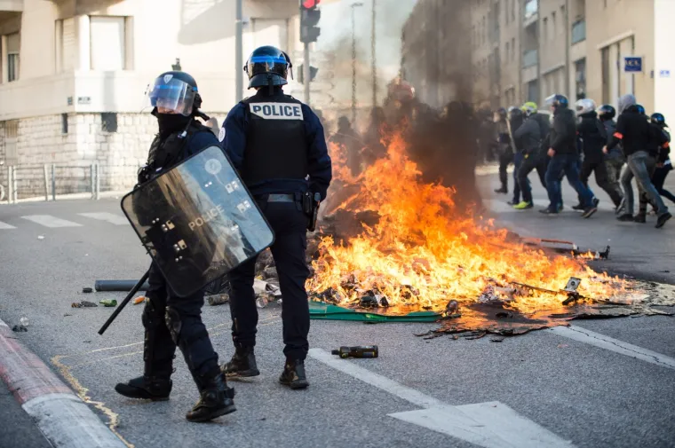 Zapaljeni automobili, obračuni s policijom: Kaotične scene na ulicama Francuske