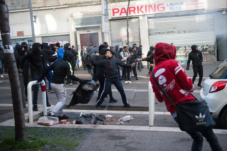Zapaljeni automobili, obračuni s policijom: Kaotične scene na ulicama Francuske