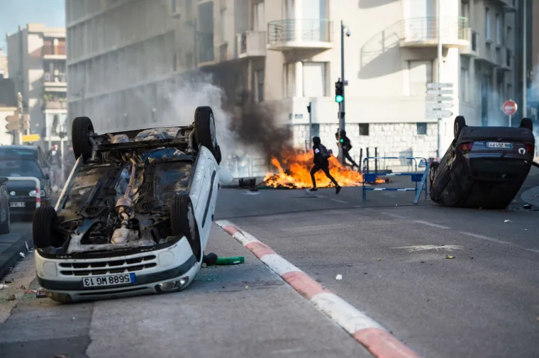Zapaljeni automobili, obračuni s policijom: Kaotične scene na ulicama Francuske