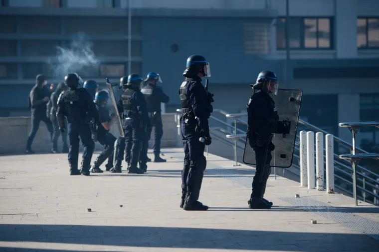 Zapaljeni automobili, obračuni s policijom: Kaotične scene na ulicama Francuske