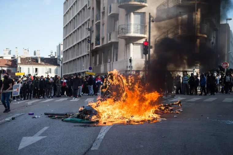 Zapaljeni automobili, obračuni s policijom: Kaotične scene na ulicama Francuske