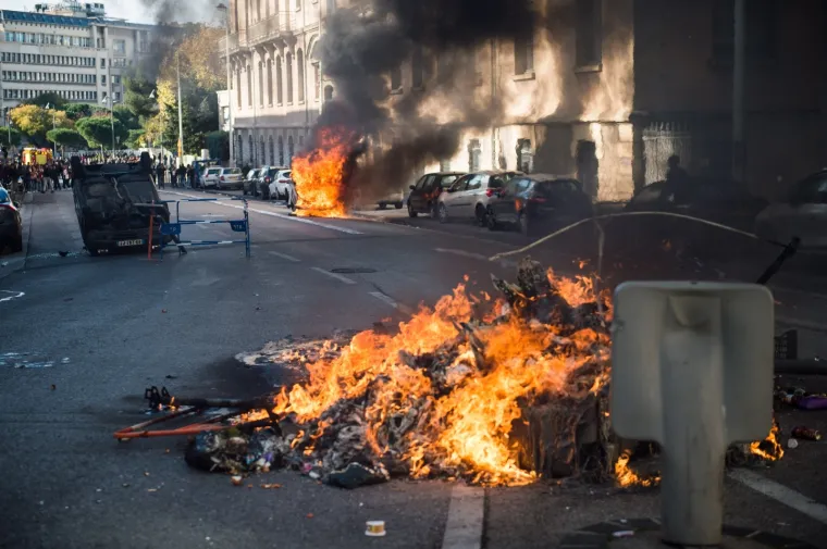 Zapaljeni automobili, obračuni s policijom: Kaotične scene na ulicama Francuske