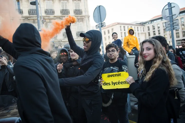 Zapaljeni automobili, obračuni s policijom: Kaotične scene na ulicama Francuske