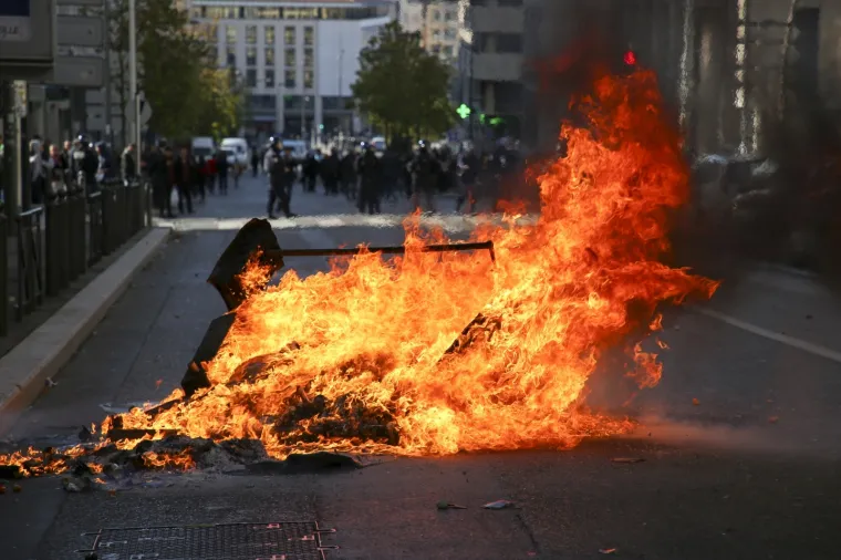 Zapaljeni automobili, obračuni s policijom: Kaotične scene na ulicama Francuske
