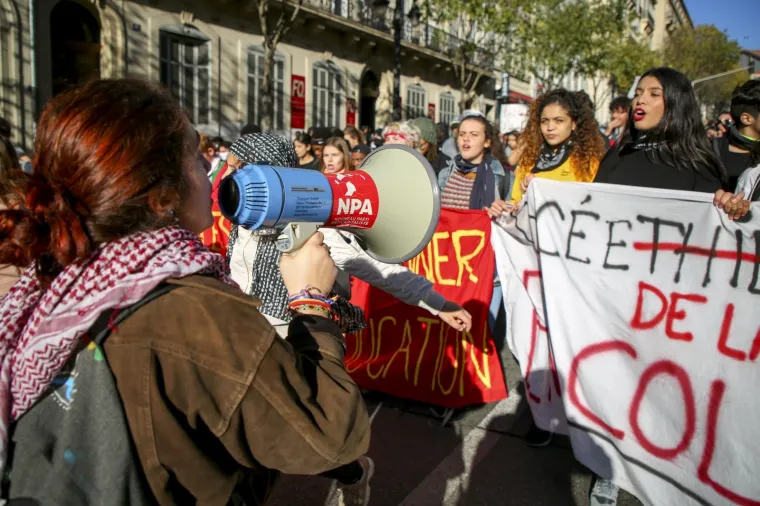 Zapaljeni automobili, obračuni s policijom: Kaotične scene na ulicama Francuske