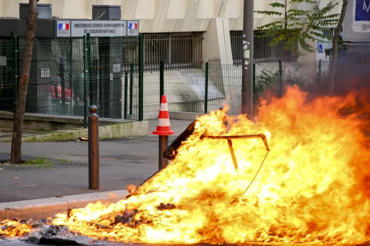 Zapaljeni automobili, obračuni s policijom: Kaotične scene na ulicama Francuske