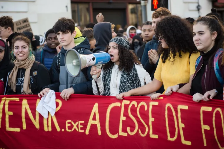 Zapaljeni automobili, obračuni s policijom: Kaotične scene na ulicama Francuske