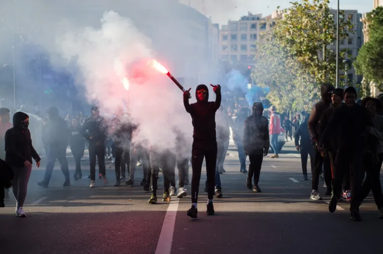 Zapaljeni automobili, obračuni s policijom: Kaotične scene na ulicama Francuske