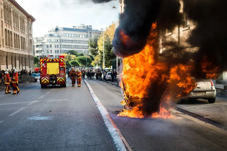 Zapaljeni automobili, obračuni s policijom: Kaotične scene na ulicama Francuske
