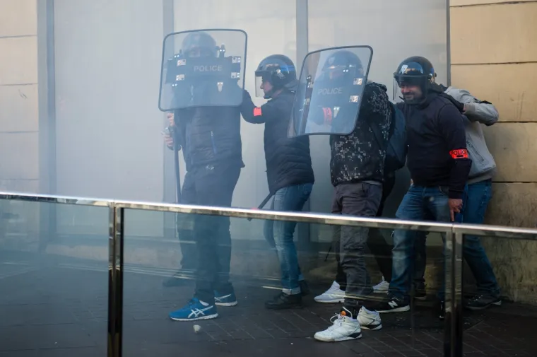 Zapaljeni automobili, obračuni s policijom: Kaotične scene na ulicama Francuske