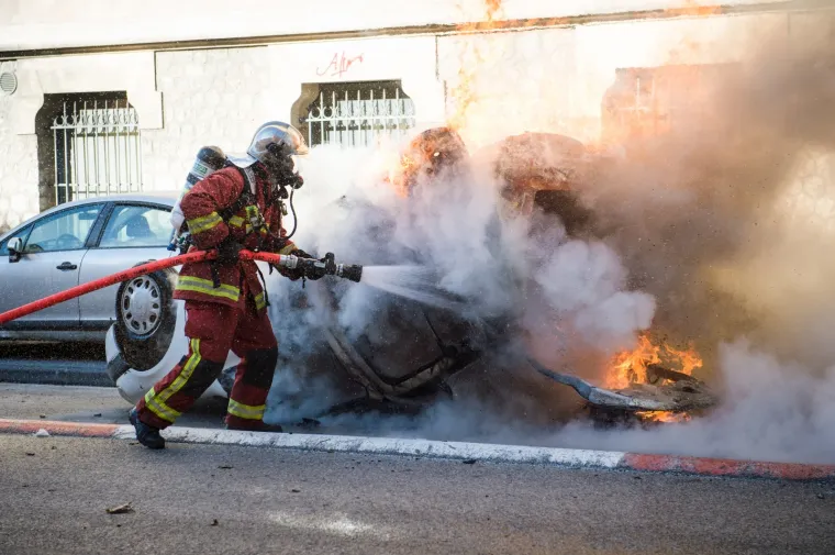 Zapaljeni automobili, obračuni s policijom: Kaotične scene na ulicama Francuske