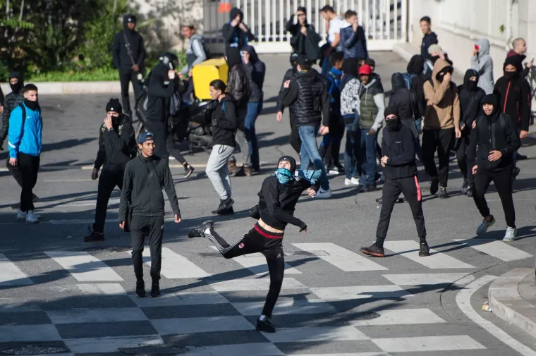 Zapaljeni automobili, obračuni s policijom: Kaotične scene na ulicama Francuske
