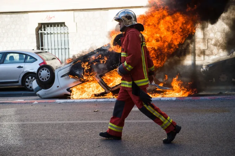 Zapaljeni automobili, obračuni s policijom: Kaotične scene na ulicama Francuske
