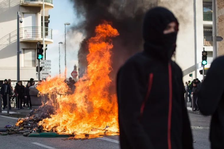 Zapaljeni automobili, obračuni s policijom: Kaotične scene na ulicama Francuske