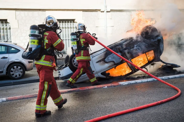 Zapaljeni automobili, obračuni s policijom: Kaotične scene na ulicama Francuske