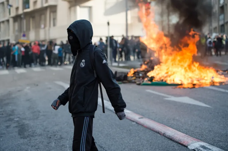 Zapaljeni automobili, obračuni s policijom: Kaotične scene na ulicama Francuske