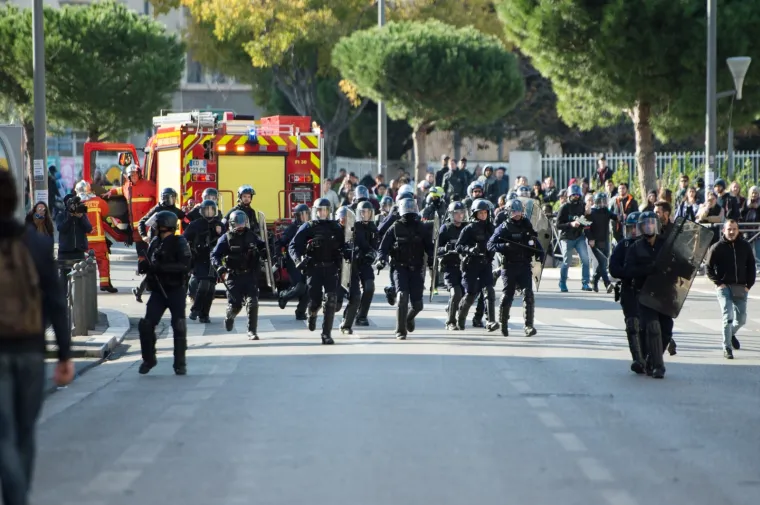 Zapaljeni automobili, obračuni s policijom: Kaotične scene na ulicama Francuske