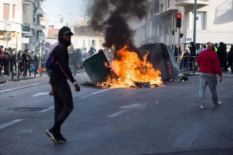 Zapaljeni automobili, obračuni s policijom: Kaotične scene na ulicama Francuske