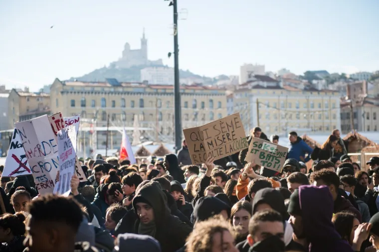 Zapaljeni automobili, obračuni s policijom: Kaotične scene na ulicama Francuske