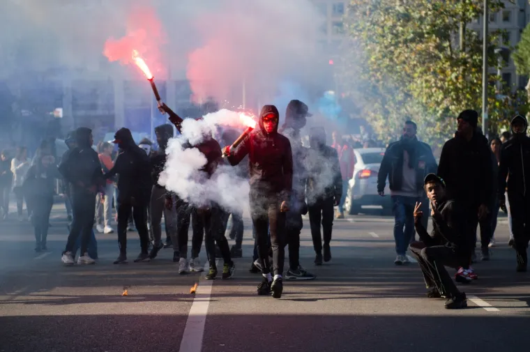 Zapaljeni automobili, obračuni s policijom: Kaotične scene na ulicama Francuske