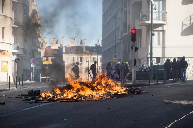 Zapaljeni automobili, obračuni s policijom: Kaotične scene na ulicama Francuske