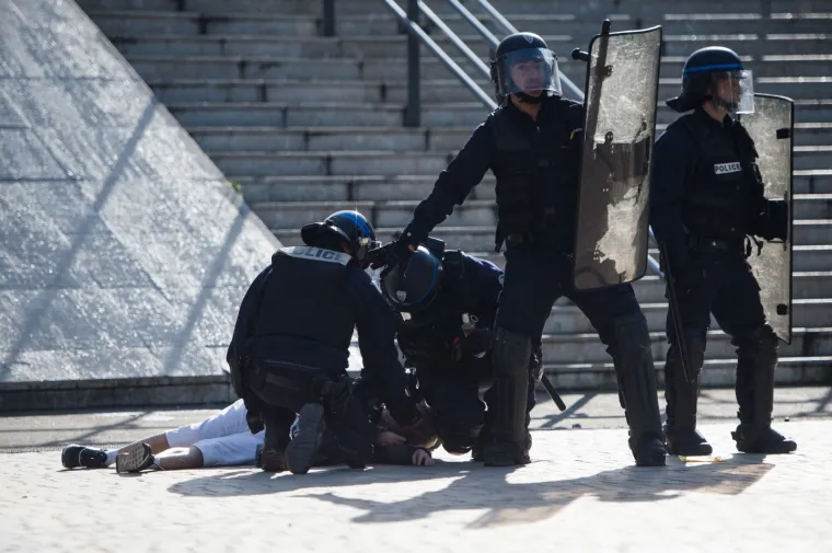 Zapaljeni automobili, obračuni s policijom: Kaotične scene na ulicama Francuske
