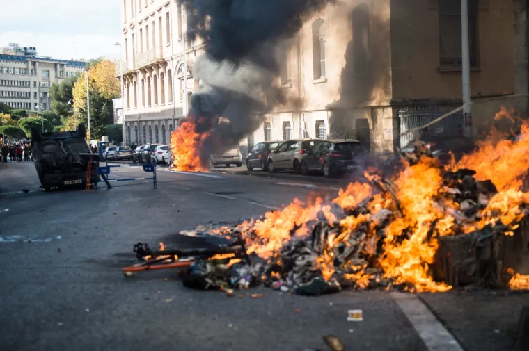 Zapaljeni automobili, obračuni s policijom: Kaotične scene na ulicama Francuske