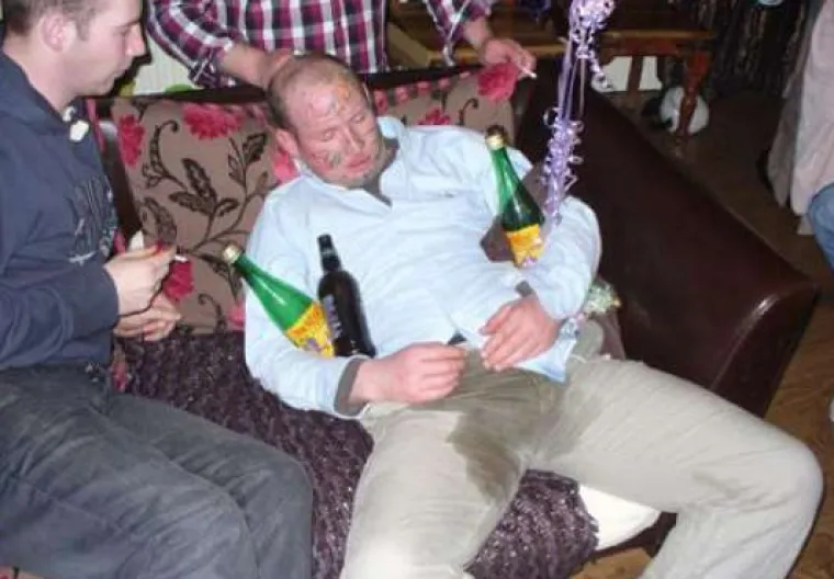 &Scaron;to napraviti s frendom koji je pijan zaspao na tulumu? Evo par ideja, ne morate nas poslu&scaron;ati