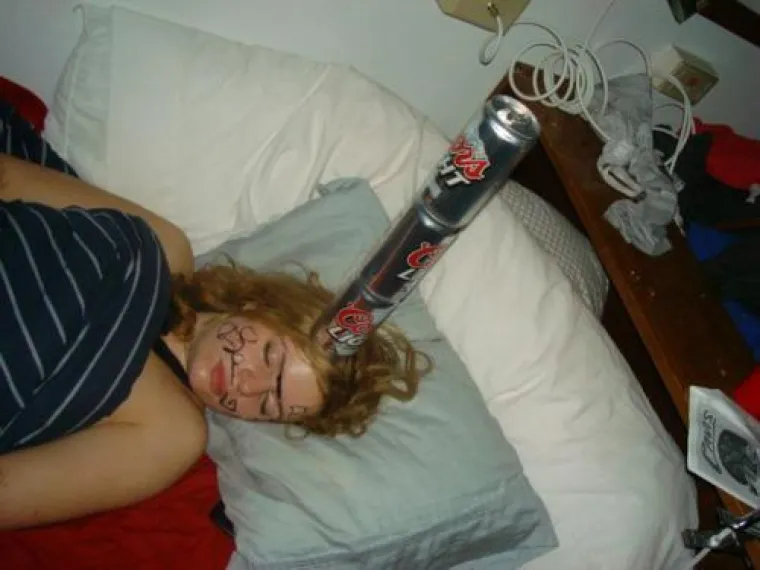 &Scaron;to napraviti s frendom koji je pijan zaspao na tulumu? Evo par ideja, ne morate nas poslu&scaron;ati