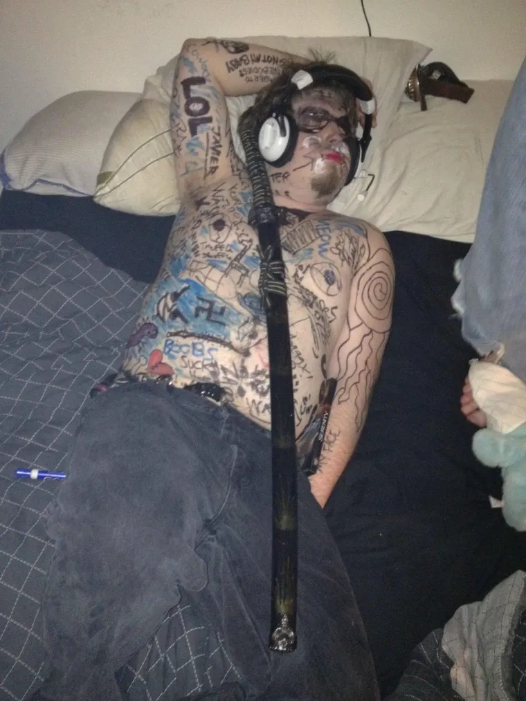 &Scaron;to napraviti s frendom koji je pijan zaspao na tulumu? Evo par ideja, ne morate nas poslu&scaron;ati