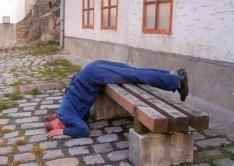 &Scaron;to napraviti s frendom koji je pijan zaspao na tulumu? Evo par ideja, ne morate nas poslu&scaron;ati