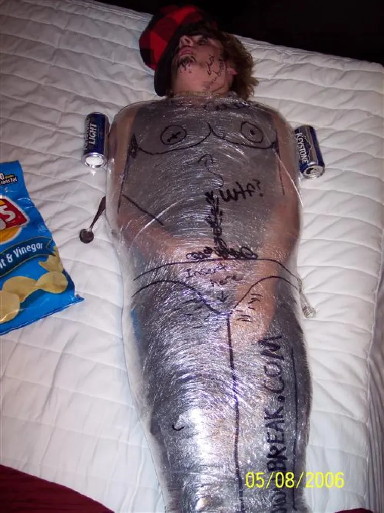 &Scaron;to napraviti s frendom koji je pijan zaspao na tulumu? Evo par ideja, ne morate nas poslu&scaron;ati