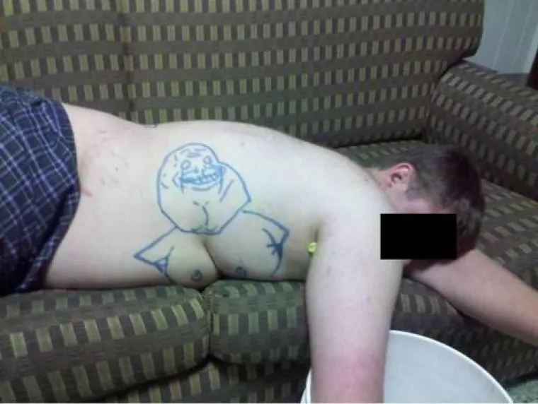 &Scaron;to napraviti s frendom koji je pijan zaspao na tulumu? Evo par ideja, ne morate nas poslu&scaron;ati