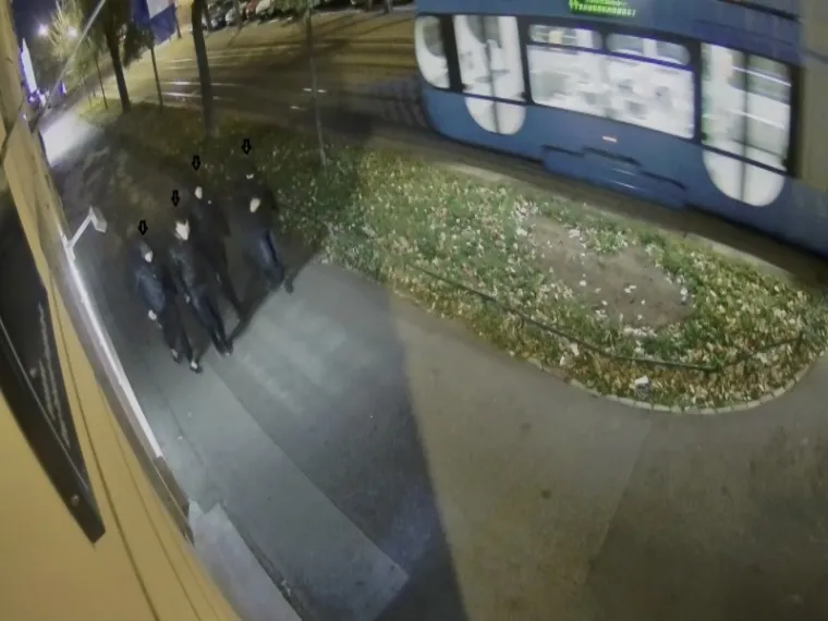 Napali i teško ozlijedili maloljetnika: Policija traga za huliganima s Glavnog kolodvora - poznajete li ih?