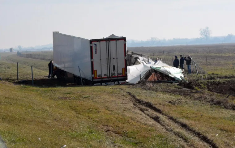 Na autocesti A3 kod Rešetara pokraj Nove Gradiške prevrnuo se kamion bosanskohercegovačkih registracija koji je prevozio svinjske polovice i šunke. Vozač kamiona pritom je zadobio ozljede opasne po život te je prevezen u KBC Osijek gdje se liječnici bore za njegov život.