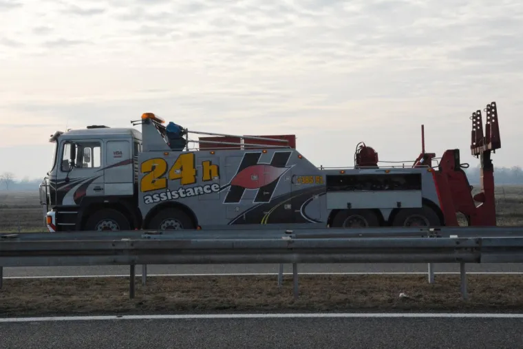 Prevrnuo se kamion pun svinjskih polovica, vozač u životnoj opasnosti