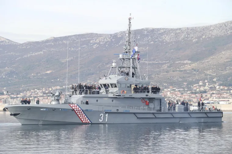 U vojarni &bdquo;Admiral flote Sveto Letica - Barba&ldquo; u Splitu održana je svečanost primopredaje i imenovanja prototipa novog obalnog ophodnog broda (OOB) Hrvatske ratne mornarice. Izaslanstva MORH-a i Hrvatske vojske na svečanosti su predvodili izaslanik Predsjednice RH potpredsjednik Vlade i ministar obrane RH Damir Krstičević te načelnik Glavnog stožera OSRH general zbora Mirko &Scaron;undov, a izaslanstvo tvrtke Brodosplit koja je izgradila prototip OOB-a predsjednik Uprave Tomislav Debeljak. Brod će u floti Obalne straže Hrvatske ratne mornarice ploviti pod imenom OOB-31 &bdquo;Omi&scaron;&ldquo;. U svojstvu počasnog kuma ime je na svečanosti otkrio Roko Vranić, otac Josipa Vranića, prvog poginulog pripadnika Hrvatske ratne mornarice i prve žrtve Domovinskog rata u Splitu. U prigodnom obraćanju, ministar Damir Krstičević istaknuo je kako će "Omi&scaron;" značajno unaprijediti sposobnosti Obalne straže, no i činjenicu da je riječ o proizvodu hrvatskih radnika u hrvatskom brodogradili&scaron;tu, čime su MORH i HV jo&scaron; jednom pokazali kako su generatori gospodarskog razvoja i značajan partner na&scaron;im tvrtkama. Prototip broda je duljine preko 43,25 metara, brod je opremljen automatskim topom 30 mm i s dvije ručno upravljive strojnice 12,7 mm, te četiri ručna prijenosna protuzrakoplovna raketna sustava. Uvođenje u operativnu uporabu OOB-a nastavak je projekata modernizacije i razvoja novih sposobnosti Hrvatske ratne mornarice. (izvor: MORH)