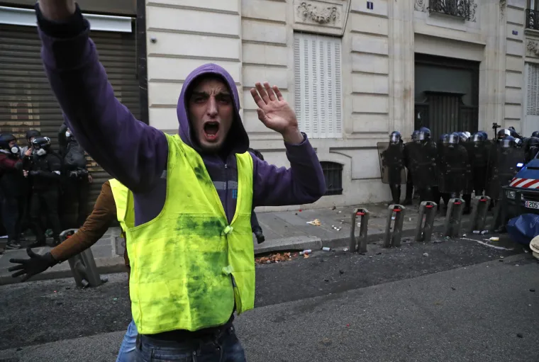 Prosvjedi "žutih prsluka" zbog povećanja tro&scaron;kova života u&scaron;li su u četvrti tjedan.