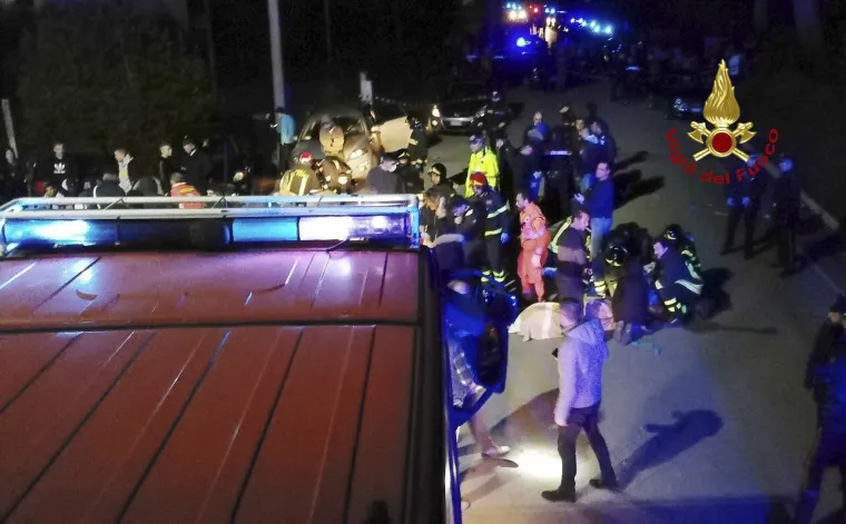 U trenutku incidenta, u klubu u mjestu Madonna del Piano bilo je oko 1000 ljudi koji su se okupili na koncertu repera Sfera Ebbaste.