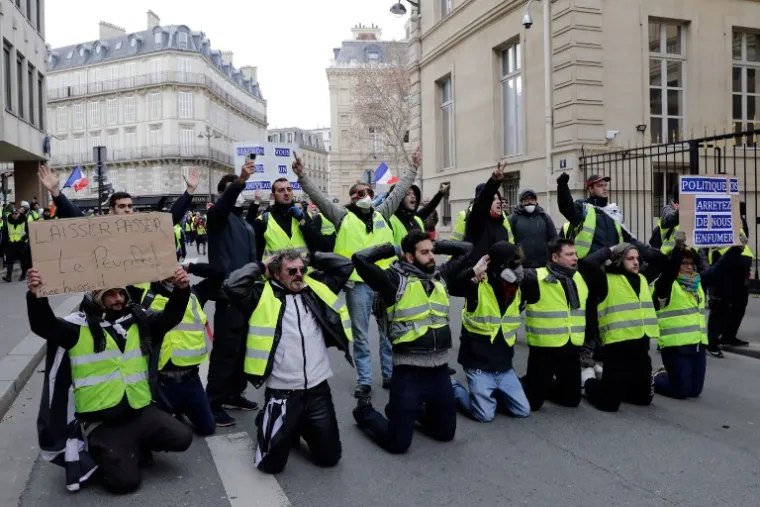 DRAMATIČNE SCENE STIŽU IZ FRANCUSKE: Pakao na pari&scaron;kim ulicama, u tijeku žestoki sukobi prosvjednika i policije