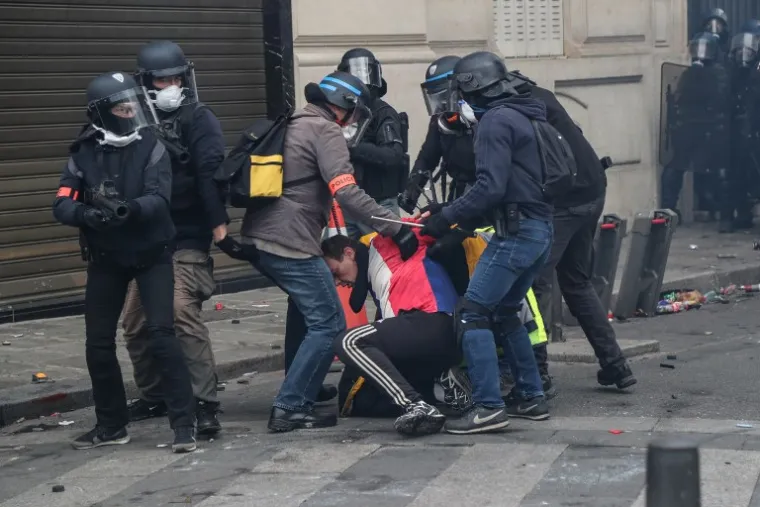 DRAMATIČNE SCENE STIŽU IZ FRANCUSKE: Pakao na pari&scaron;kim ulicama, u tijeku žestoki sukobi prosvjednika i policije