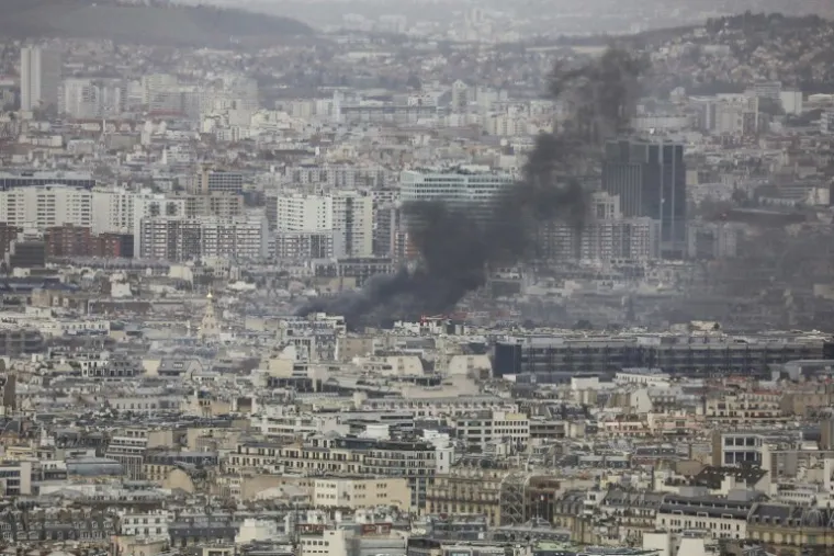 DRAMATIČNE SCENE STIŽU IZ FRANCUSKE: Pakao na pari&scaron;kim ulicama, u tijeku žestoki sukobi prosvjednika i policije