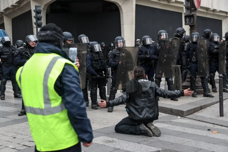 DRAMATIČNE SCENE STIŽU IZ FRANCUSKE: Pakao na pari&scaron;kim ulicama, u tijeku žestoki sukobi prosvjednika i policije