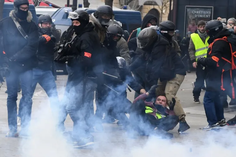 DRAMATIČNE SCENE STIŽU IZ FRANCUSKE: Pakao na pari&scaron;kim ulicama, u tijeku žestoki sukobi prosvjednika i policije