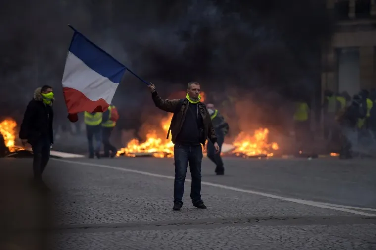 Prema procjeni policije, na slavnoj aveniji Champs Elysees okupilo se nekoliko tisuća prosvjednika.