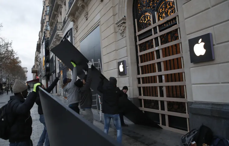 Dan nakon žestokih sukoba: Nasilni prosvjedi razorili Pariz, &scaron;tete su goleme