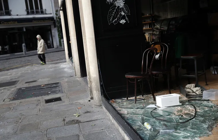 Dan nakon žestokih sukoba: Nasilni prosvjedi razorili Pariz, &scaron;tete su goleme