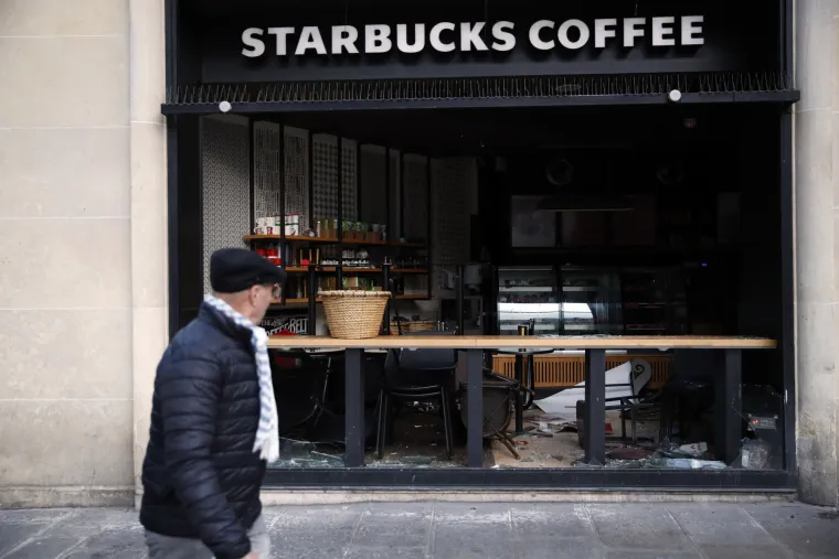 Dan nakon žestokih sukoba: Nasilni prosvjedi razorili Pariz, &scaron;tete su goleme