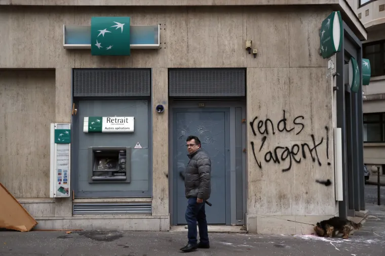 Dan nakon žestokih sukoba: Nasilni prosvjedi razorili Pariz, &scaron;tete su goleme