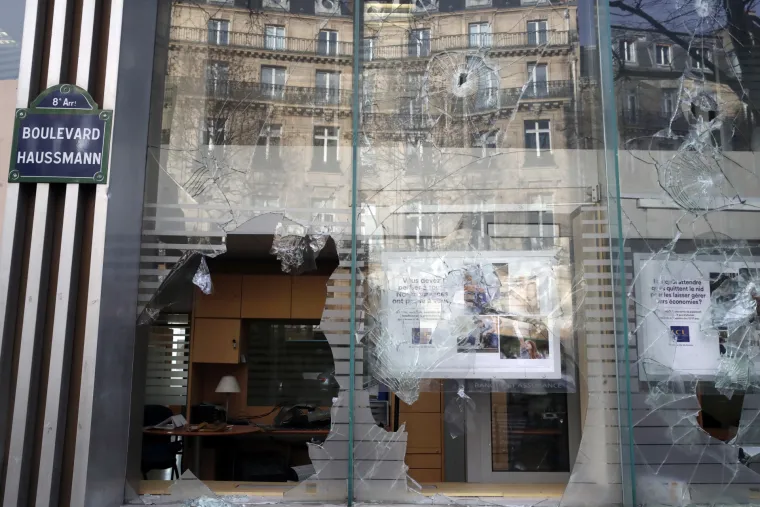 Dan nakon žestokih sukoba: Nasilni prosvjedi razorili Pariz, &scaron;tete su goleme